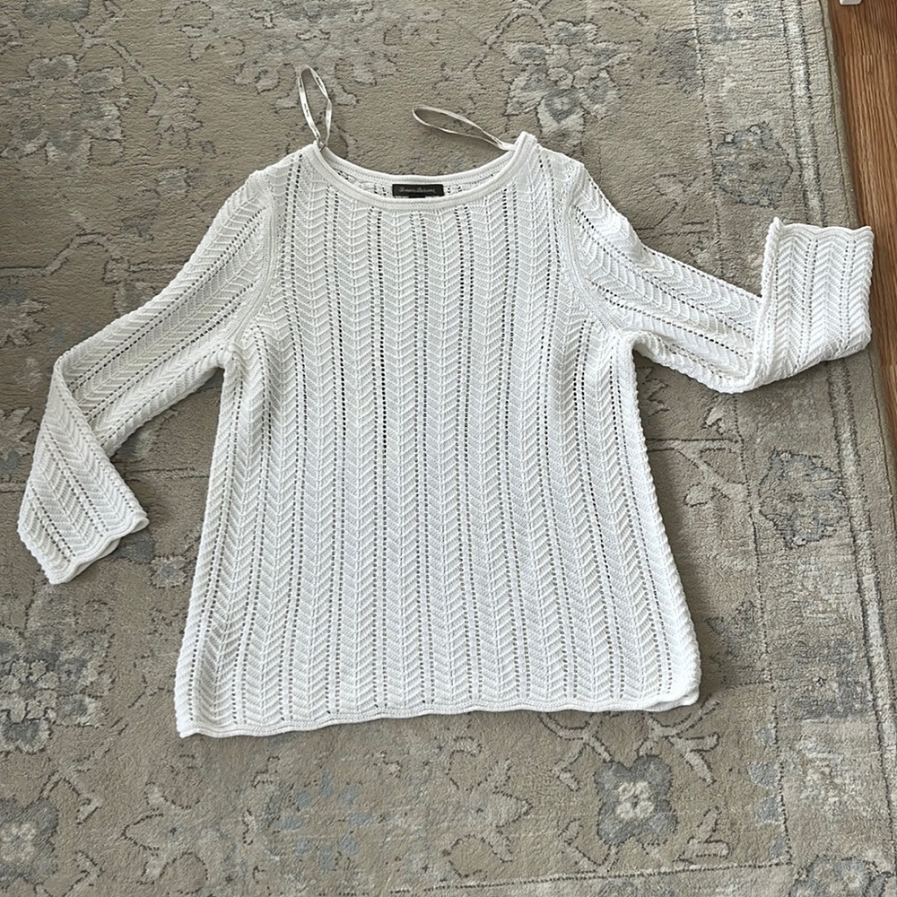 Tommy Bahama linen knit top. White. Scalloped sleeves.